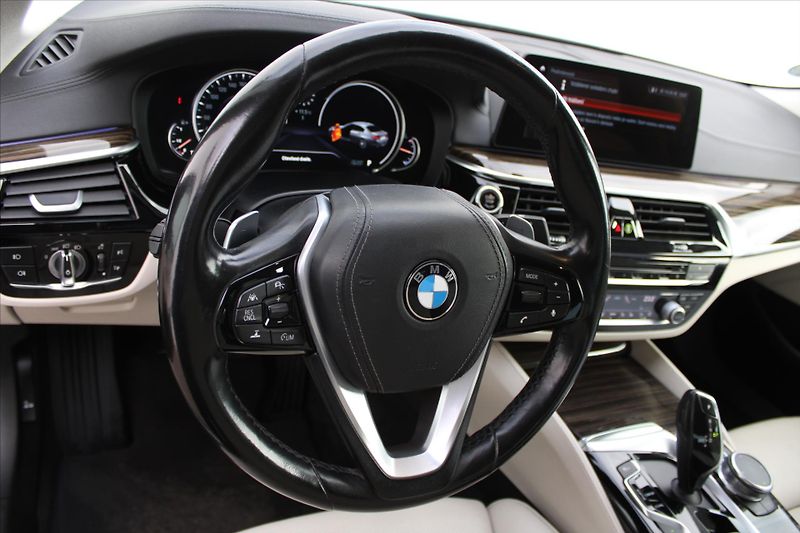 BMW Řada 5 540i xDrive 250kW LUXURY ČR - fotka 15 z 35