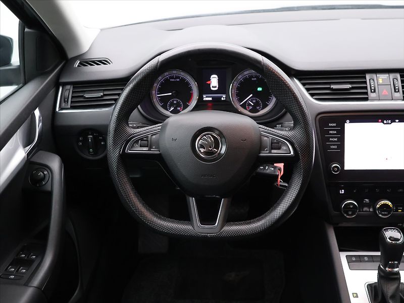 Škoda Octavia 1.6 TDI 85kW DSG Navi Tažné - fotka 14 z 27