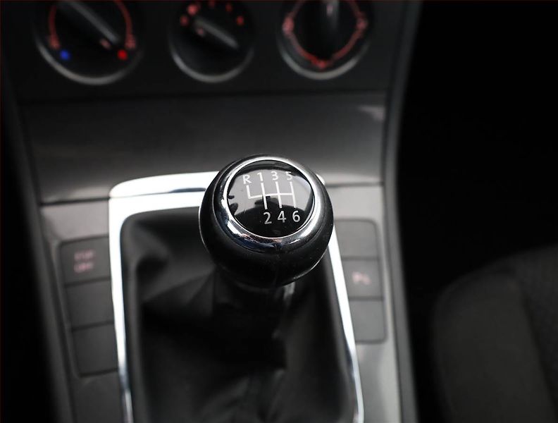 Volkswagen Passat (2007) 2.0 TDI, Xenony, Tempomat - fotka 13 z 17