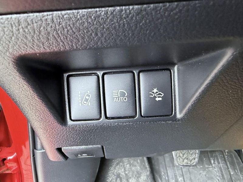 Toyota Yaris 1.0i 51 kW klima, serviska - fotka 14 z 17