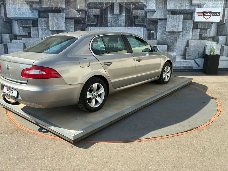 Škoda Superb (2012) 2.0TDI, 103KW - fotka 7 z 26