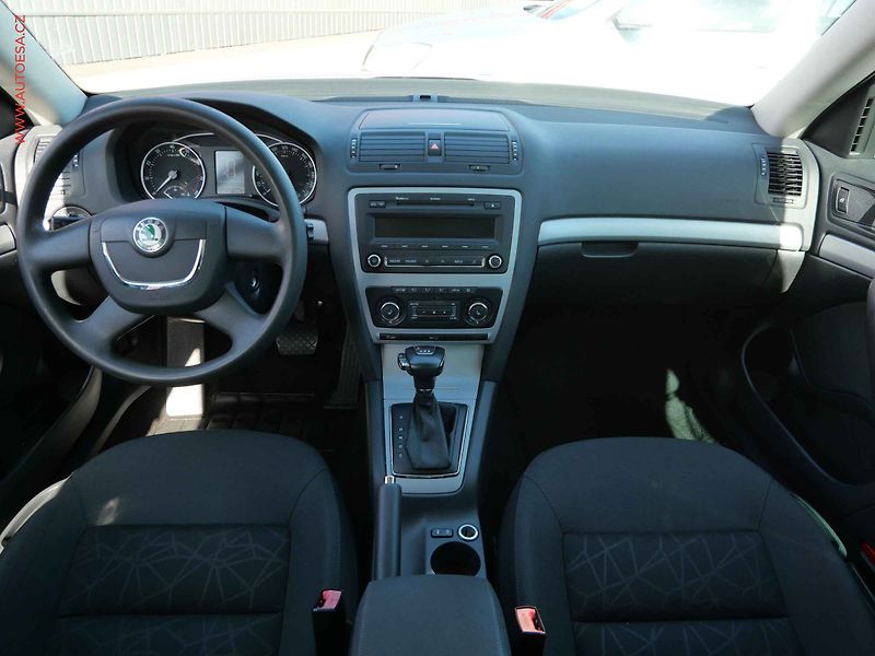 Škoda Octavia (2011) 1.4 TSi, Family, DSG, xenon - fotka 8 z 18