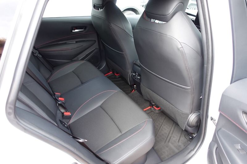 Toyota Corolla 1,8HSD GR Sport Dynamic - fotka 13 z 33