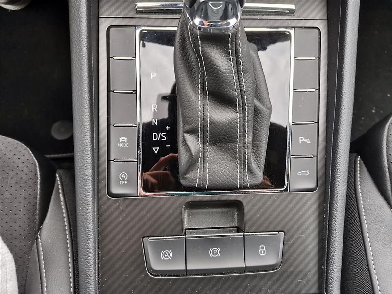 Škoda Superb 2,0 TDI SportLine Combi DSG - fotka 18 z 23
