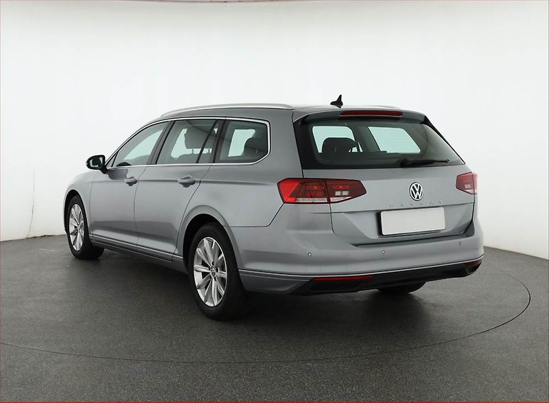 Volkswagen Passat (2020) Business 2.0 TDI, Automat - fotka 4 z 17