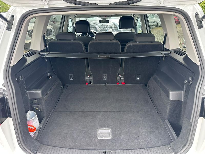 Volkswagen Touran 2,0 TDI DSG Highline  - fotka 16 z 16