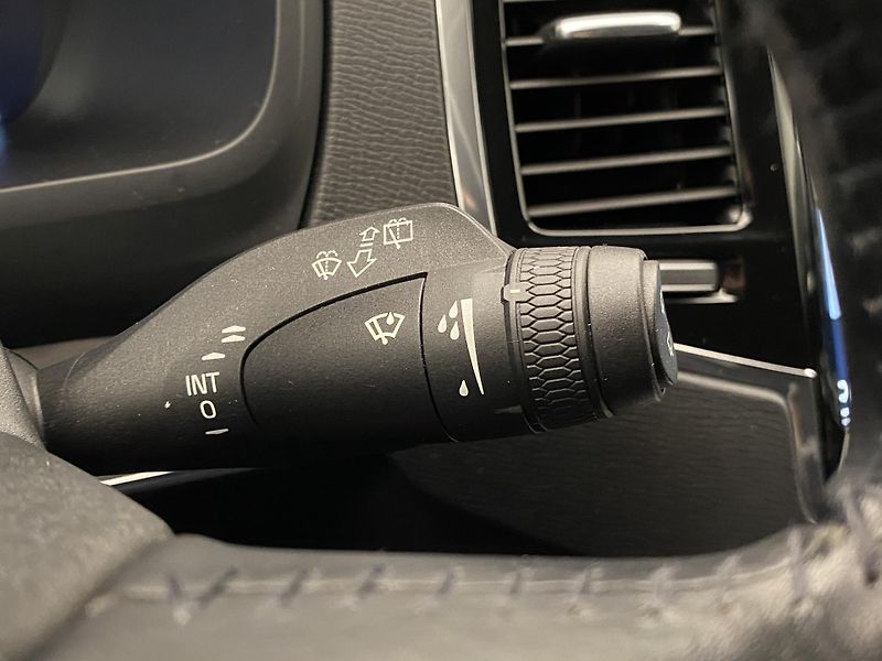 Volvo XC90 D5 AWD MOMENTUM AUT REZERVACE - fotka 22 z 46