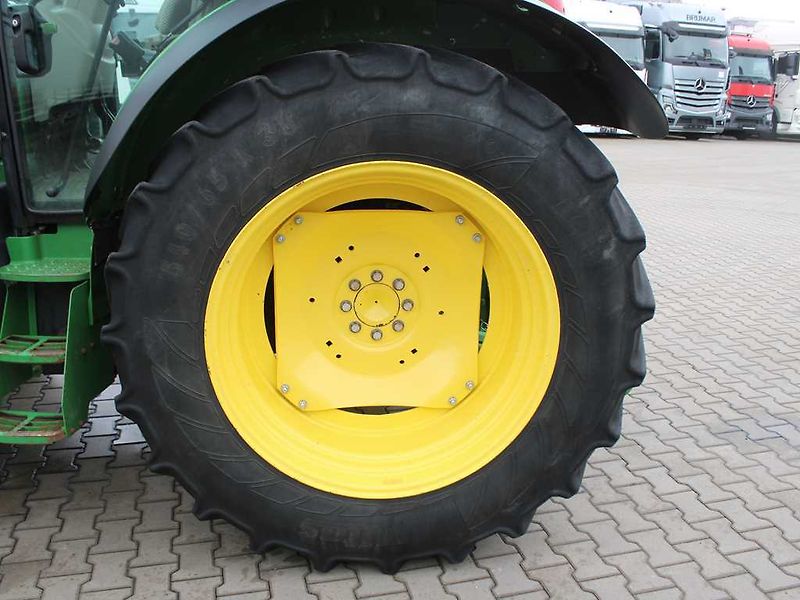 John Deere 5125R - fotka 18 z 19