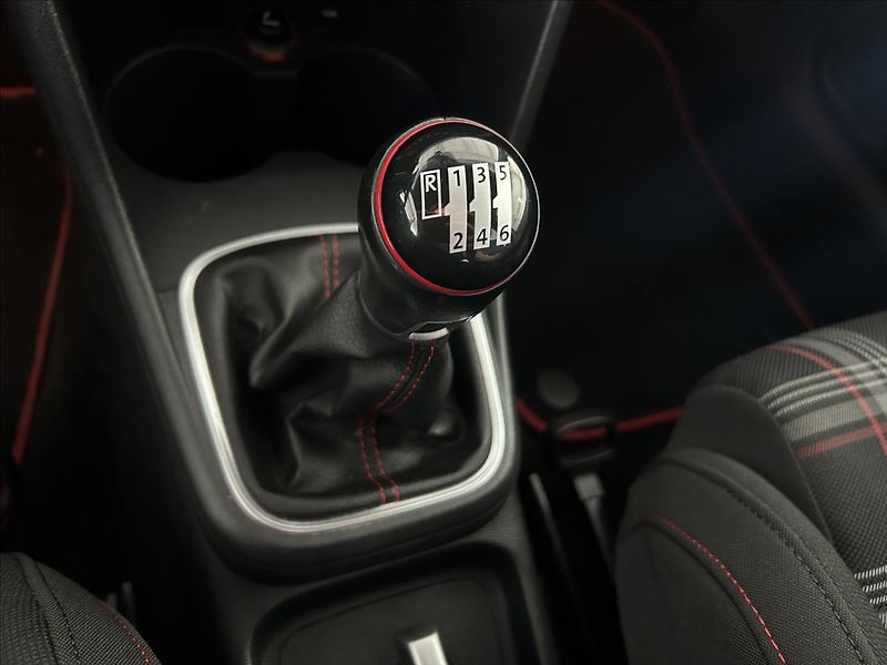 Volkswagen Polo 1,8   GTI,TSI 141kW,SERVISKA - fotka 20 z 26