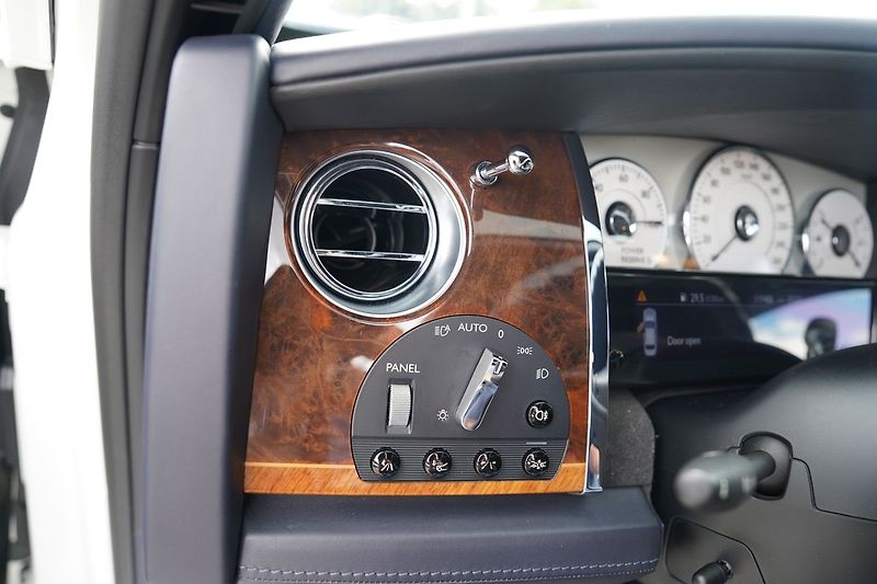 Rolls-Royce Ghost 6.75i V12  570 PS - fotka 38 z 45