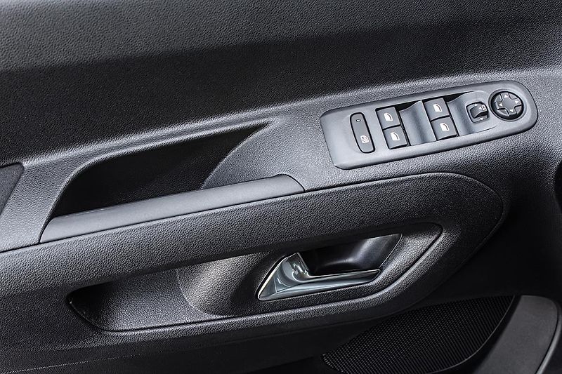 Citroën Berlingo (2026) 1,2 PLUS benzín 110k + STYL - fotka 13 z 20