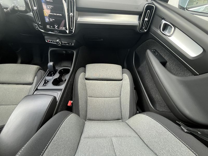 Volvo XC40 FWD T2 Core - fotka 23 z 44