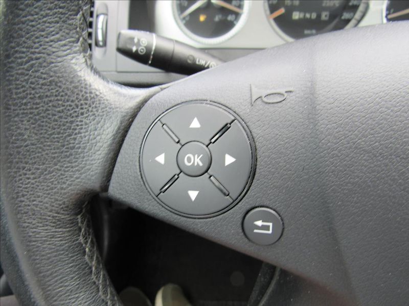Mercedes-Benz Třídy C 2,5 i C 230 V6 150kW Automat - fotka 22 z 33