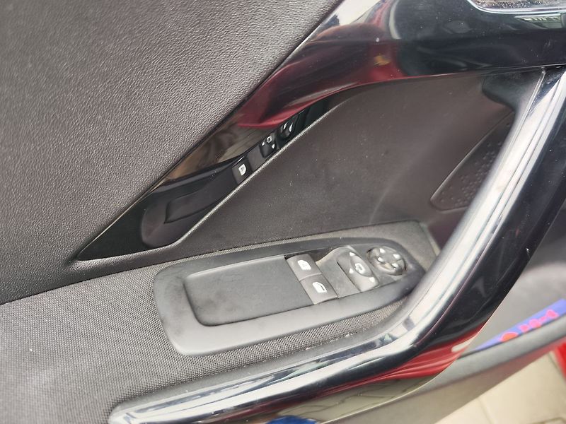 Peugeot 208 1.2 PureTech/61kW SIGNATURE - fotka 23 z 26