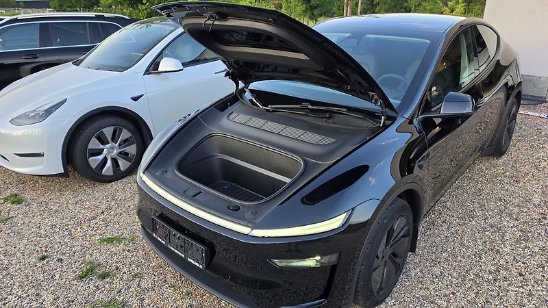 Tesla Model Y (2025) LongRange, ČR, Tažné - fotka 6 z 17
