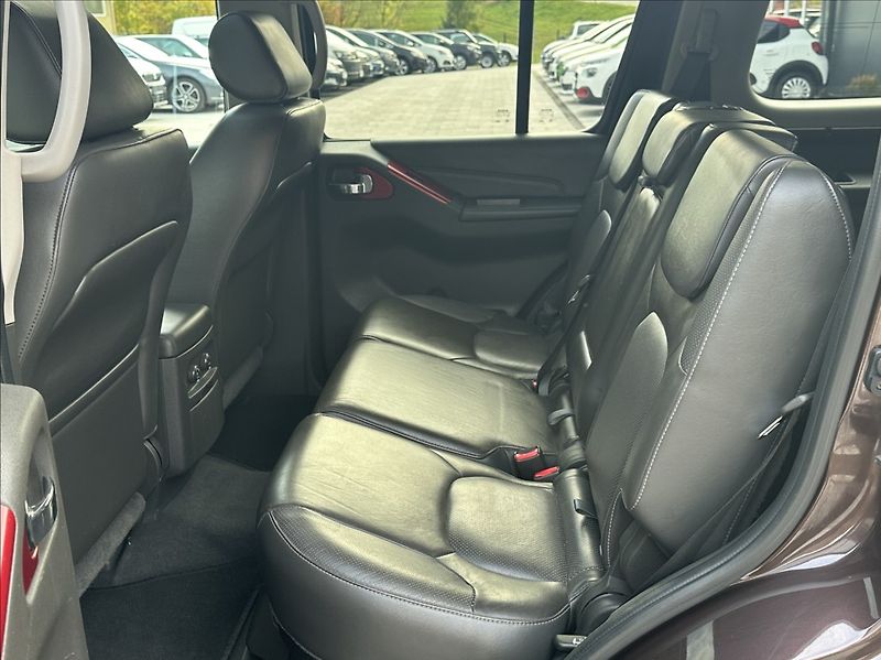 Nissan Pathfinder 3,0 DCI 231PS  LE Executive 4x - fotka 14 z 55