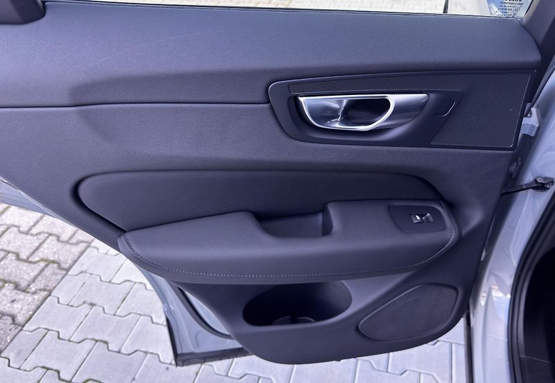 Volvo XC60 B5 AWD PLUS/360/1 maj/ + kola - fotka 23 z 49