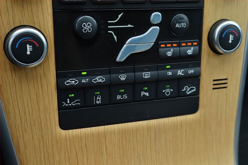 Volvo XC60 (2009) D4, 4X4, Automat, Serv.kniha - fotka 16 z 26