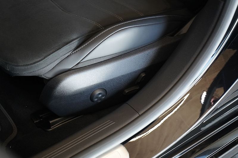 Mercedes-Benz Třídy E 220d 4MATIC AMG, Pano, Tažné - fotka 20 z 49