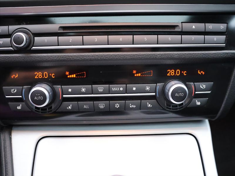 BMW Řada 5 3,0 530d 190KW xDrive CZ - fotka 21 z 31