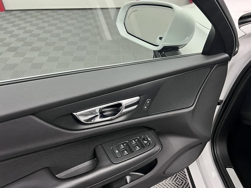 Volvo V60 2.0 T4 140 kW, Automat, 2020 - fotka 11 z 38