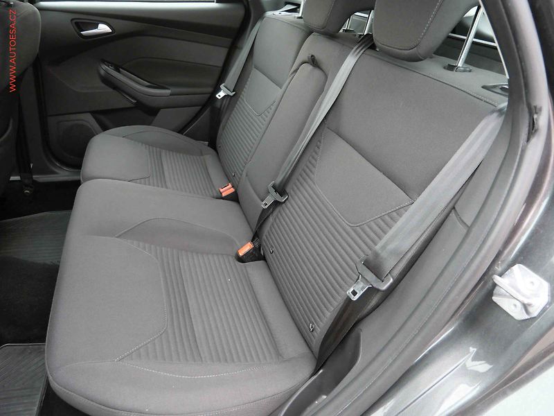 Ford Focus (2014) 1.6 TDCi, ČR, AC, TZ, park - fotka 10 z 20