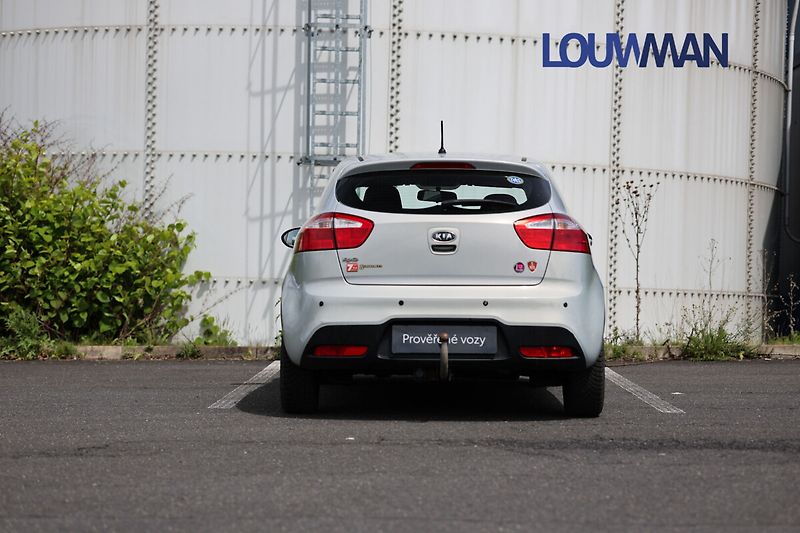 Kia Rio 1.4 DOHC - fotka 19 z 21