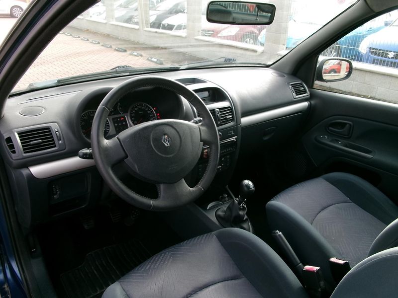 Renault Clio (2003) 1,2 16V AUTOKLIMA - fotka 15 z 21