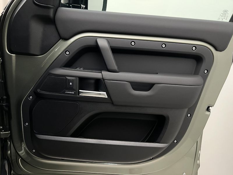 Land Rover Defender 110 D300 X-DYNAMIC SE AWD AUT - fotka 43 z 43