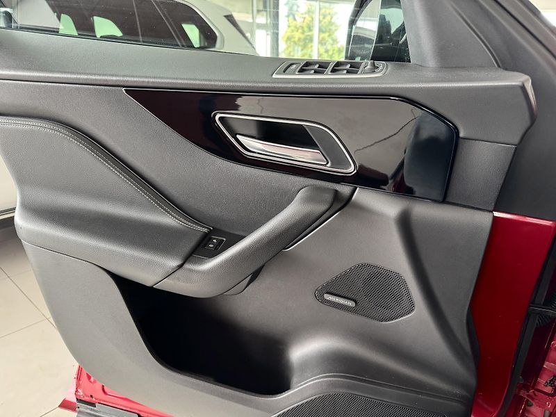 Jaguar F-Pace 20d AWD*AUT*R-SPORT*REZERVACE! - fotka 30 z 39