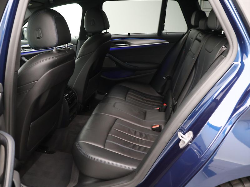 BMW Řada 5 3,0 530d xDrive 195kW M-paket - fotka 15 z 34