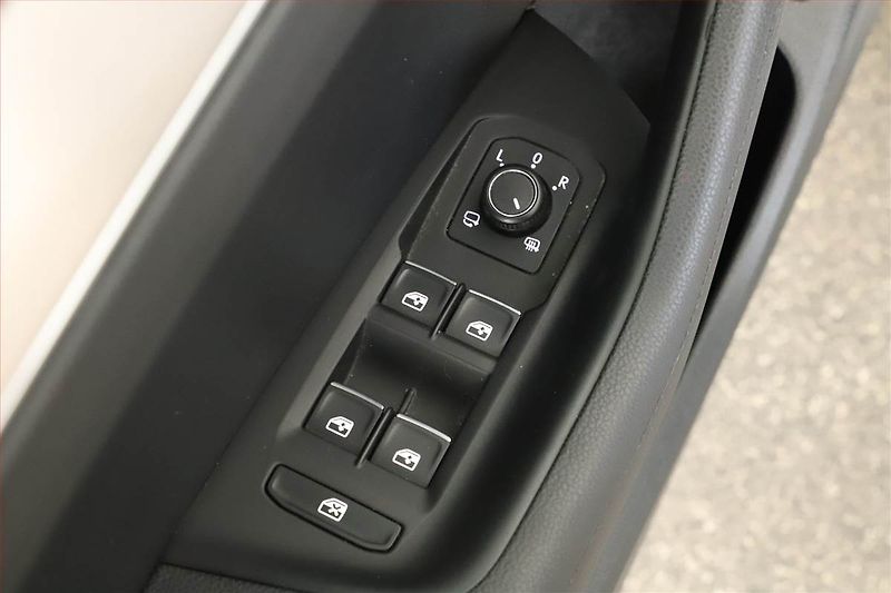Volkswagen Passat (2018) R-Line 2.0 TDI, Automat, Kůže - fotka 13 z 18