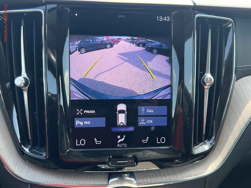 Volvo XC60 (2021) 2.0 D, AT, LED, kamera - fotka 15 z 19