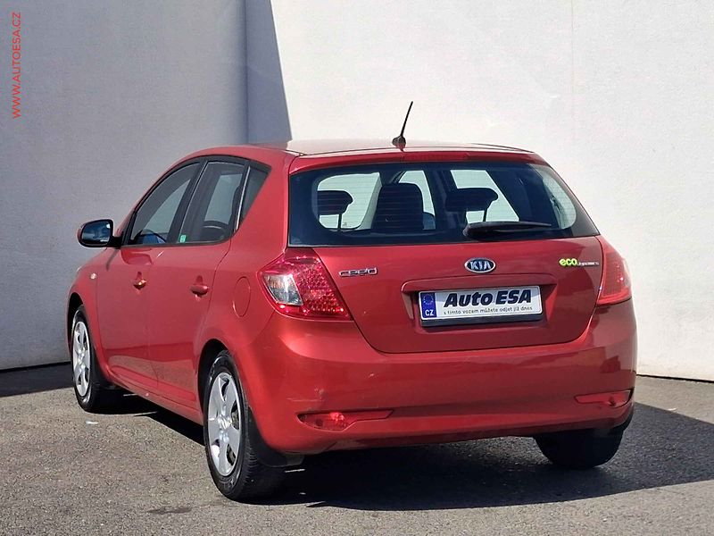 Kia Ceed (2010) 1.4 MPI, 1.maj,ČR, AC - fotka 6 z 17