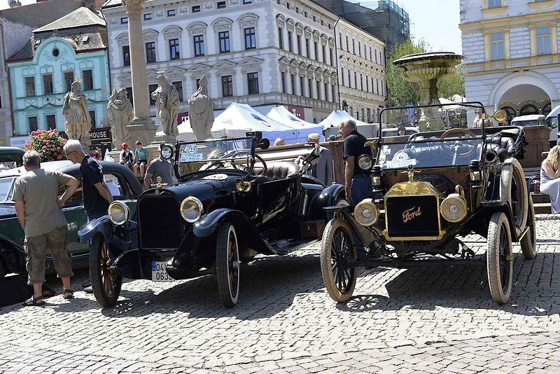 Čtyřicátý ročník Plaketové jízdy historických automobilů uspořádal kolínský Veteran Car Club.