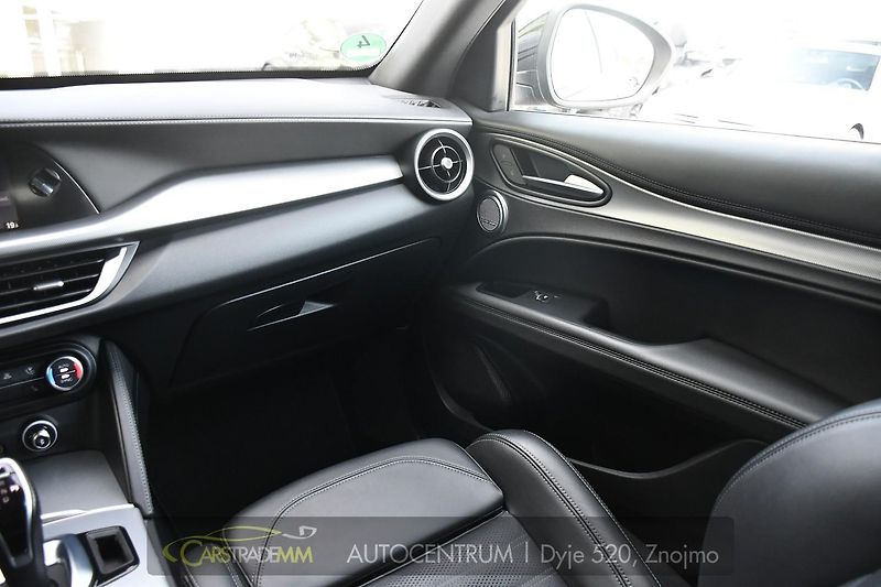 Alfa Romeo Stelvio 2.2D VELOCE Q4 H&K PANOR TAŽNÉ - fotka 23 z 53