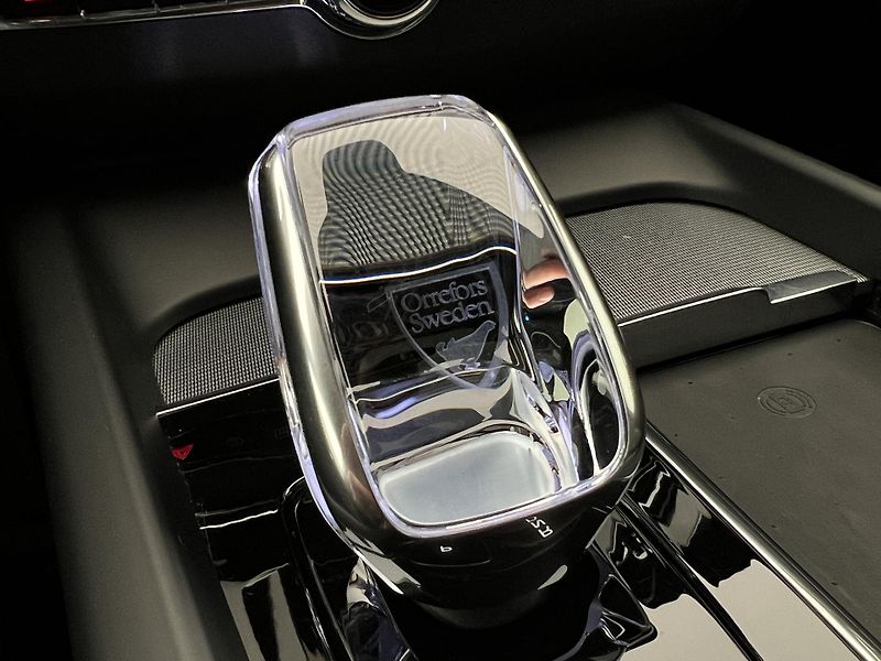 Volvo XC60 T6 AWD DARK PLUS RECHARGE AUT - fotka 17 z 49