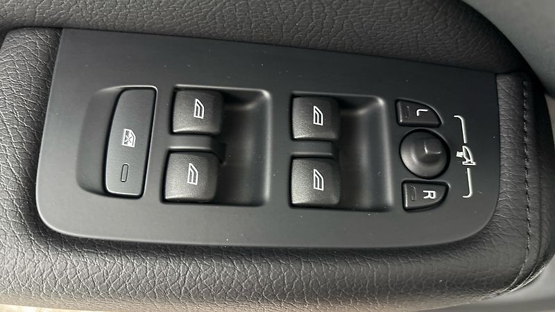 Volvo XC60 2.0 B4 AUT AWD Momentum Pro - fotka 24 z 28