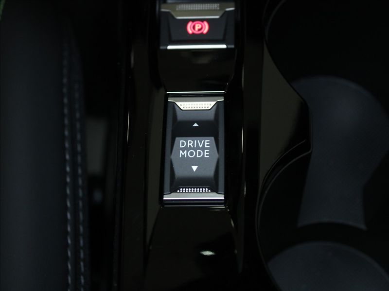 Peugeot 2008 1,2 Hybrid GT Alcant.NOVÝ VŮZ - fotka 15 z 26