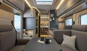 Obytné auto Knaus Tabbert Sky TI pro rok 2027. Německý výrobce nabídne luxus a komfort rodinám.
