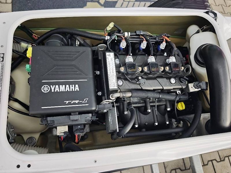 Yamaha SJ 700 SUPER JET (2022) SUPERJET WAWE RUNNER - fotka 13 z 13
