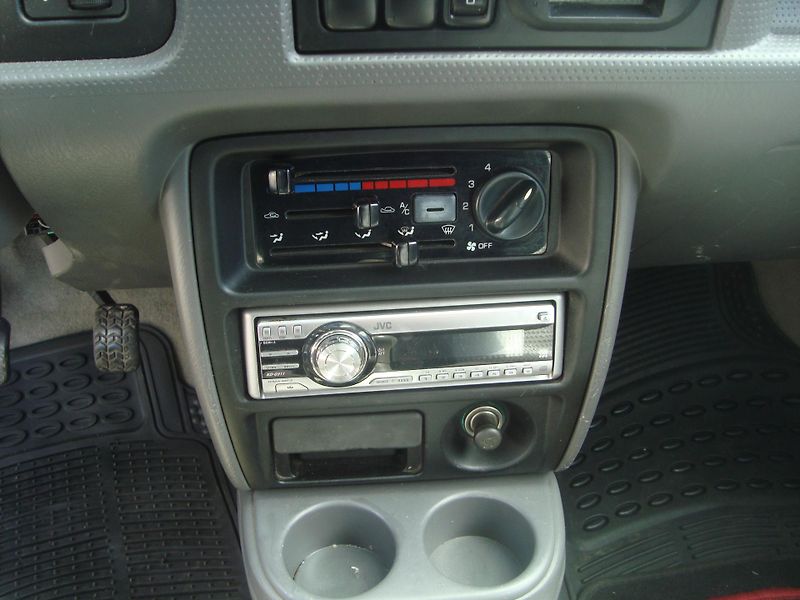 Mazda Demio (1999) 1,3 - fotka 13 z 16