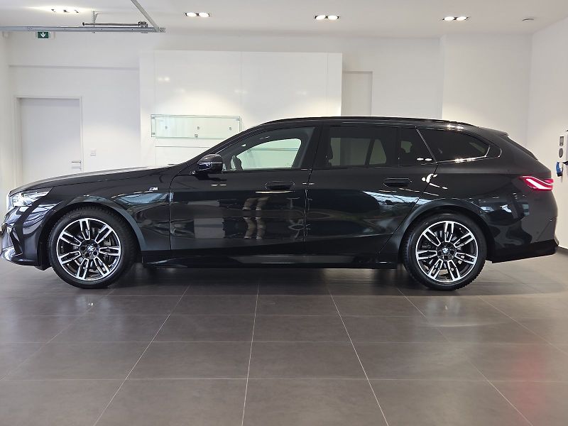 BMW Řada 5 (2024) 540d xDrive Touring M Sport - fotka 3 z 15