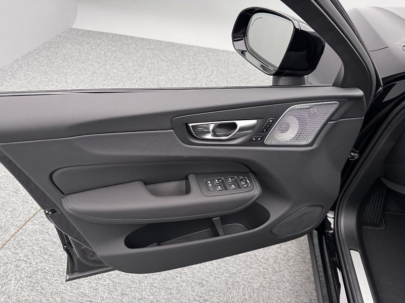 Volvo XC60 (2026) B5 AWD AUT PLUS BLACK EDITION - fotka 7 z 22