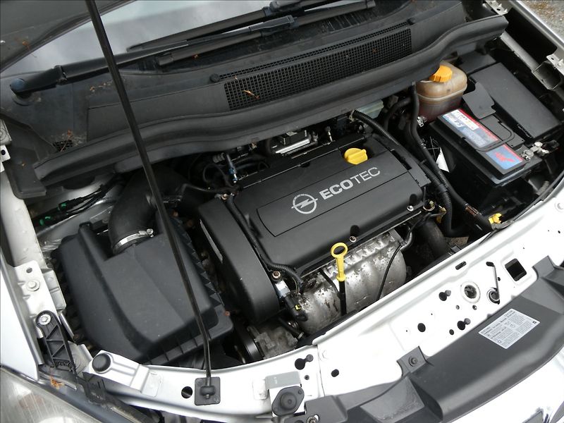 Opel Zafira 1,8 i 16V klima, závěs - fotka 34 z 38