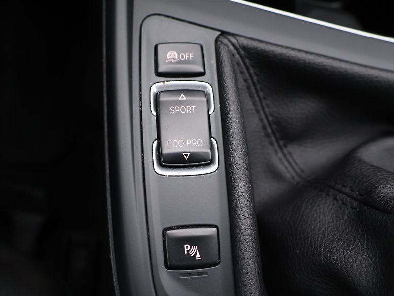 BMW Řada 1 1,5 118i Advantage 1.Maj. - fotka 22 z 30