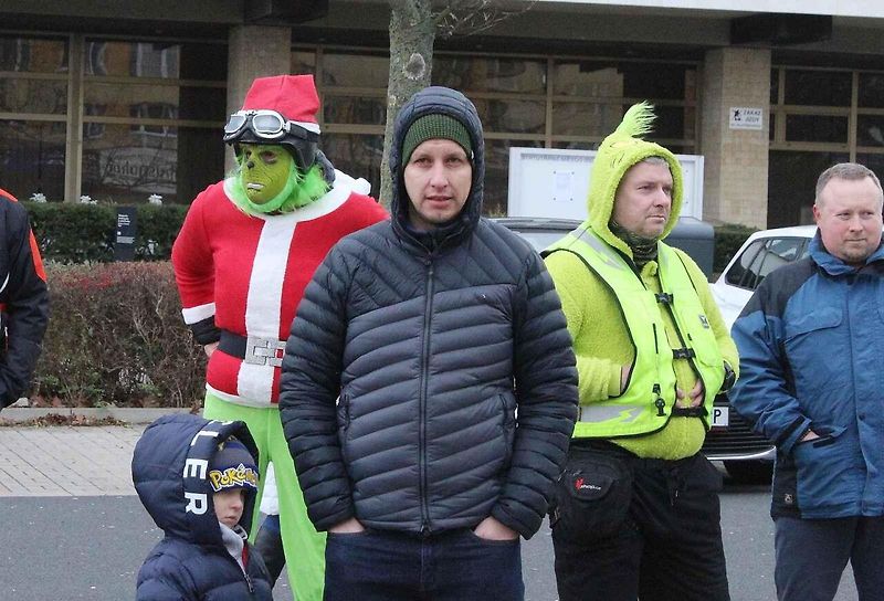 Konvoj motorkářů převlečených za Santa Clause již pošesté projel centrem města Mostu. Na snímku je nádherně vyzdobený 
