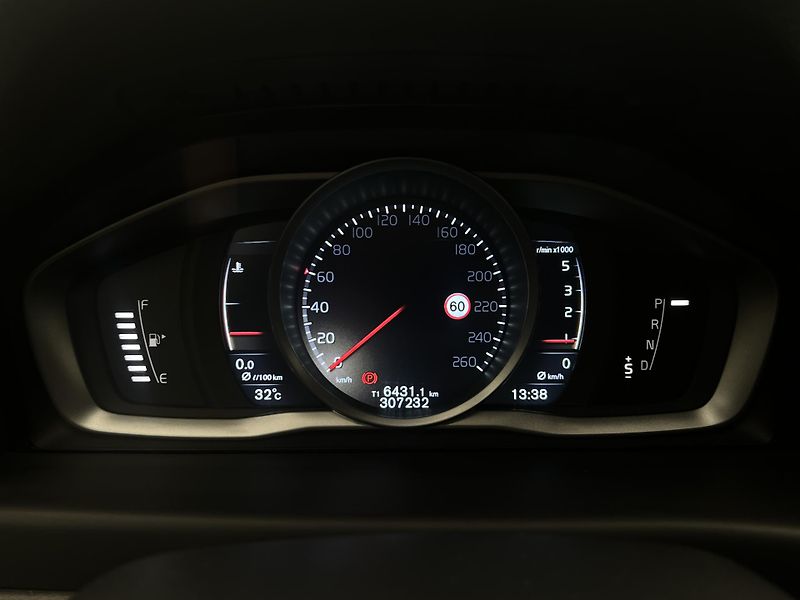 Volvo XC70 D4 AWD MOMENTUM AUT - fotka 21 z 44