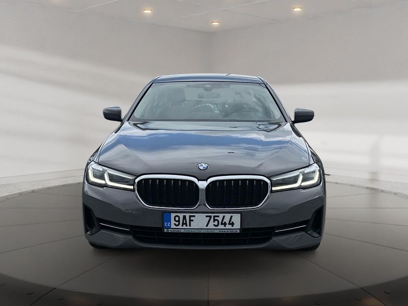 BMW Řada 5 (2022) xDRIVE 520d 140kW 4x4 CZ DPH - fotka 2 z 11