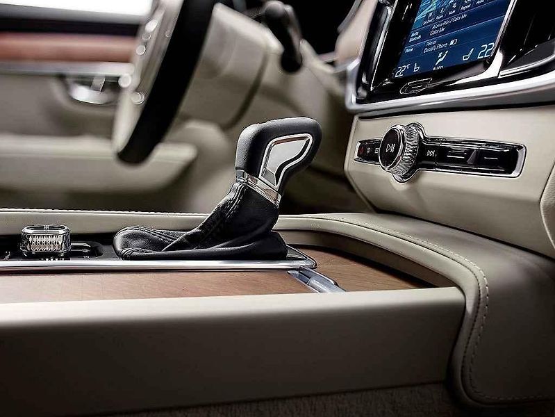 Volvo S90.